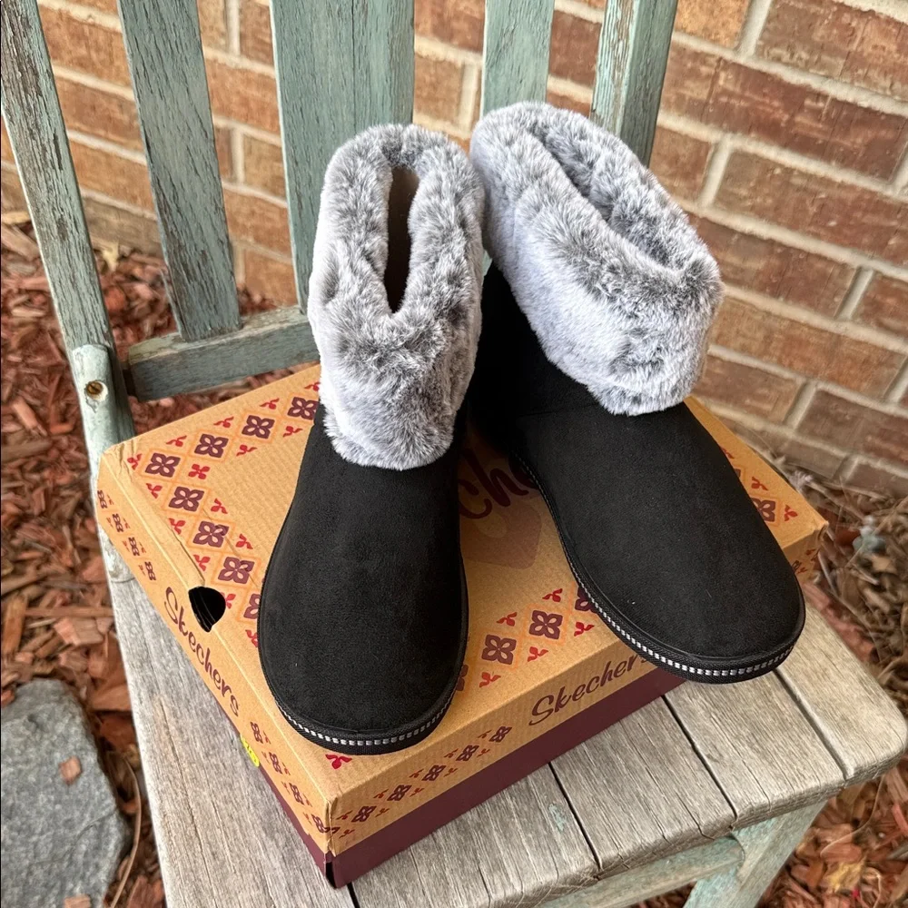 Skechers Ladies 7.5 Cozy Campfire Black and Gray Faux Fur Winter Boots